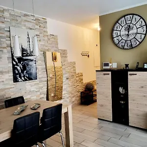 Prime: With Ac And Parking Near Train Station Apartment